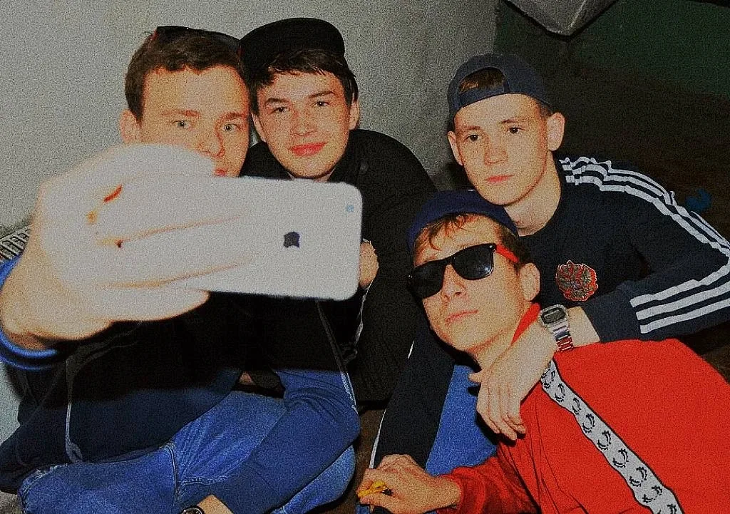 11 класс решил, что ЕГЭ подождёт, и вспомнили эпоху, когда «постить в ленту vk» и «пополнять сохране