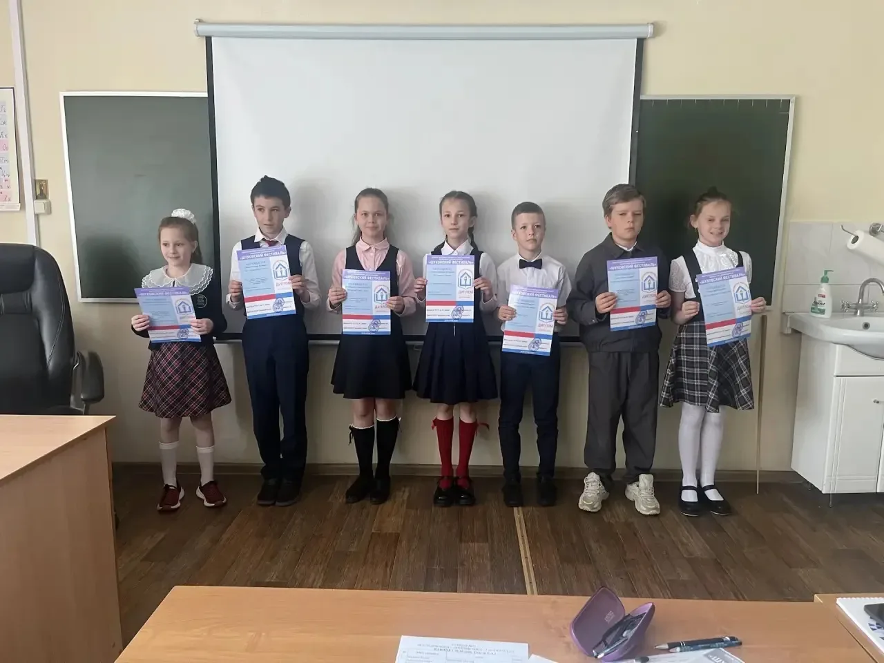 ✨Поздравляем наших юных исследователей и их наставника! 👏🎉  15 мая на базе ОГАОУ «Шуховский лицей» с