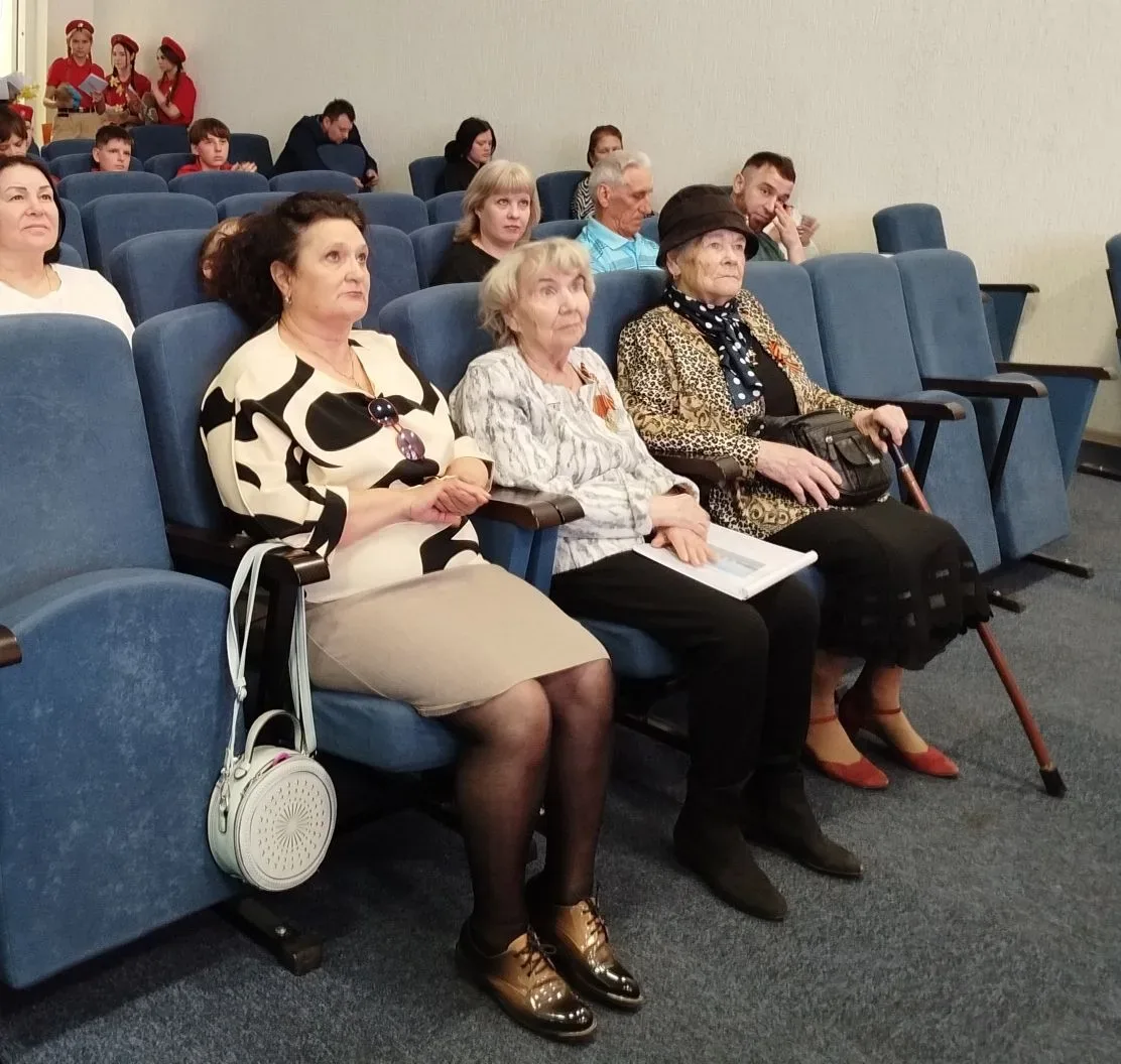 Сегодня в школе прошел праздник, посвященный Дню Победы и 95-летию города Прокопьевска.  Разговор ше