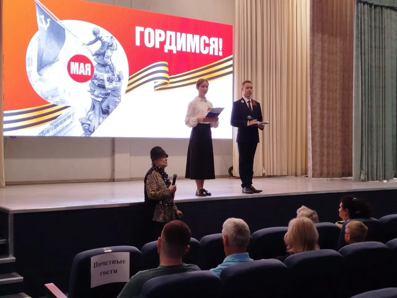 Сегодня в школе прошел праздник, посвященный Дню Победы и 95-летию города Прокопьевска.  Разговор ше