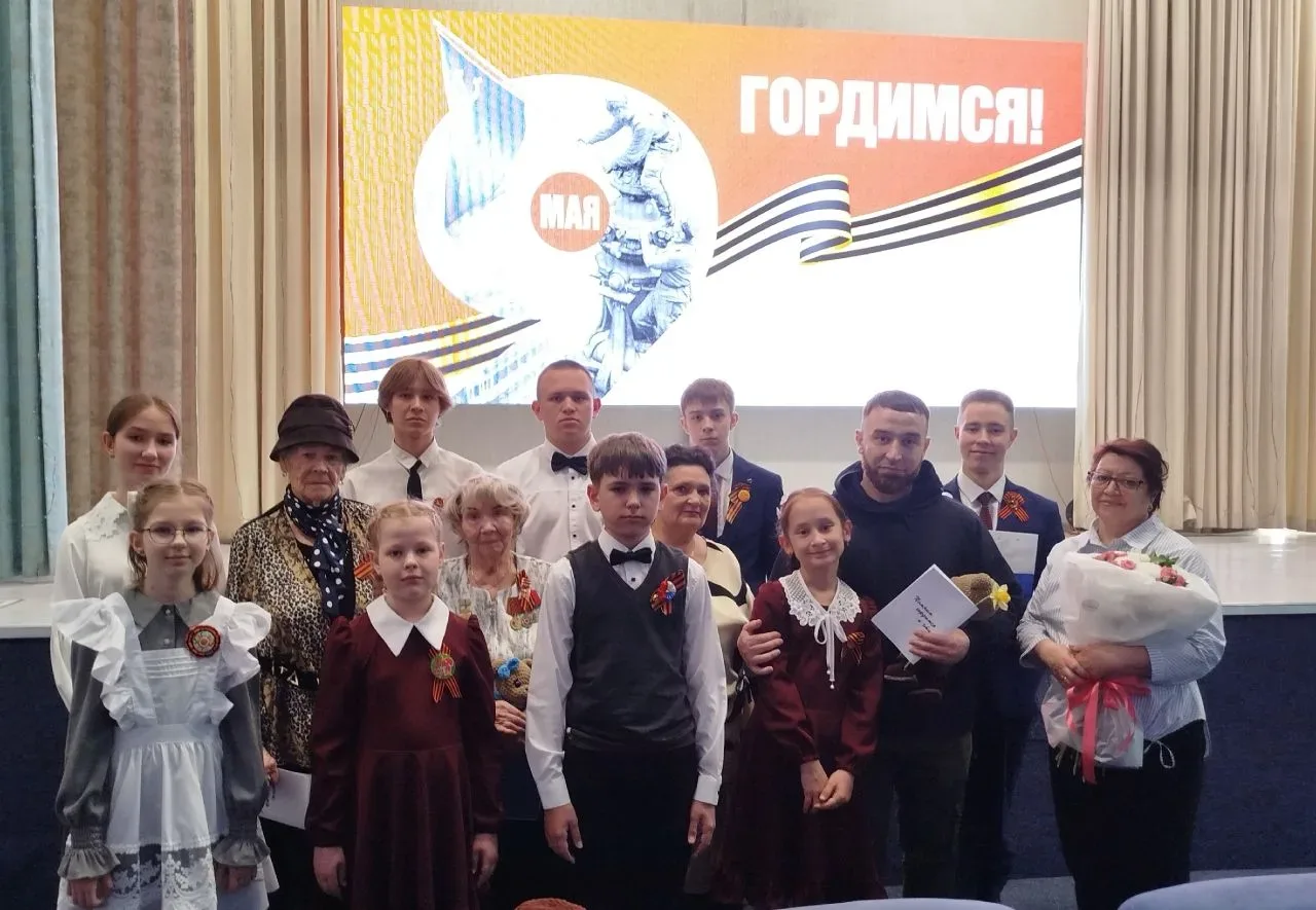 Сегодня в школе прошел праздник, посвященный Дню Победы и 95-летию города Прокопьевска.  Разговор ше