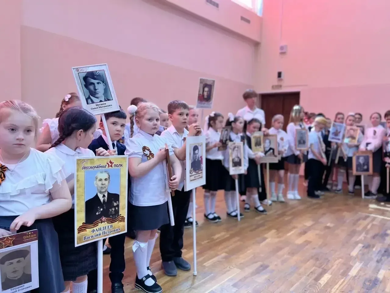 🎖️ Бессмертный полк в гимназии №3: память, объединяющая поколения В нашей гимназии прошёл «Бессмертн