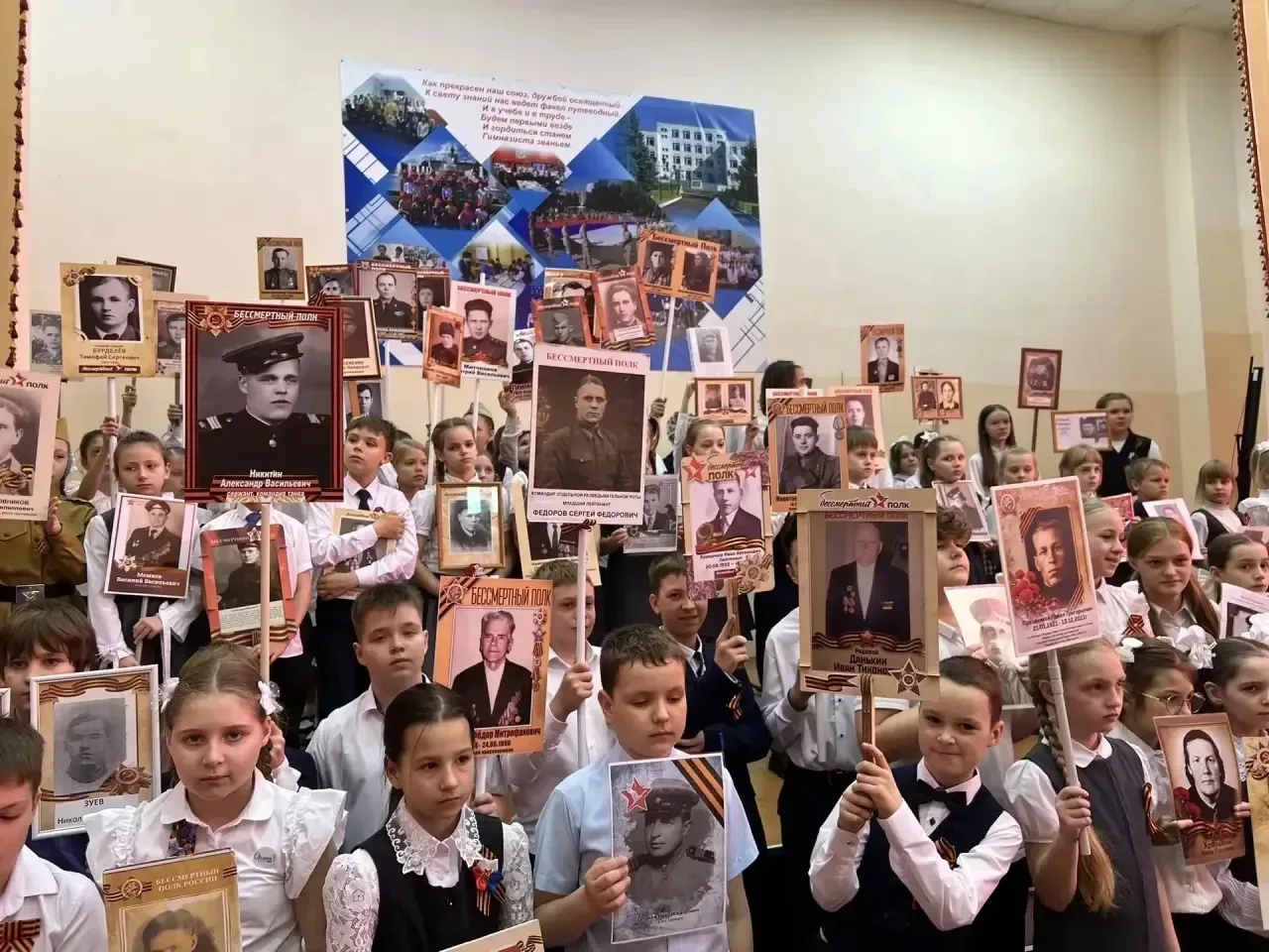 🎖️ Бессмертный полк в гимназии №3: память, объединяющая поколения В нашей гимназии прошёл «Бессмертн