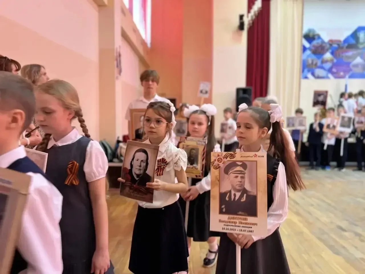 🎖️ Бессмертный полк в гимназии №3: память, объединяющая поколения В нашей гимназии прошёл «Бессмертн