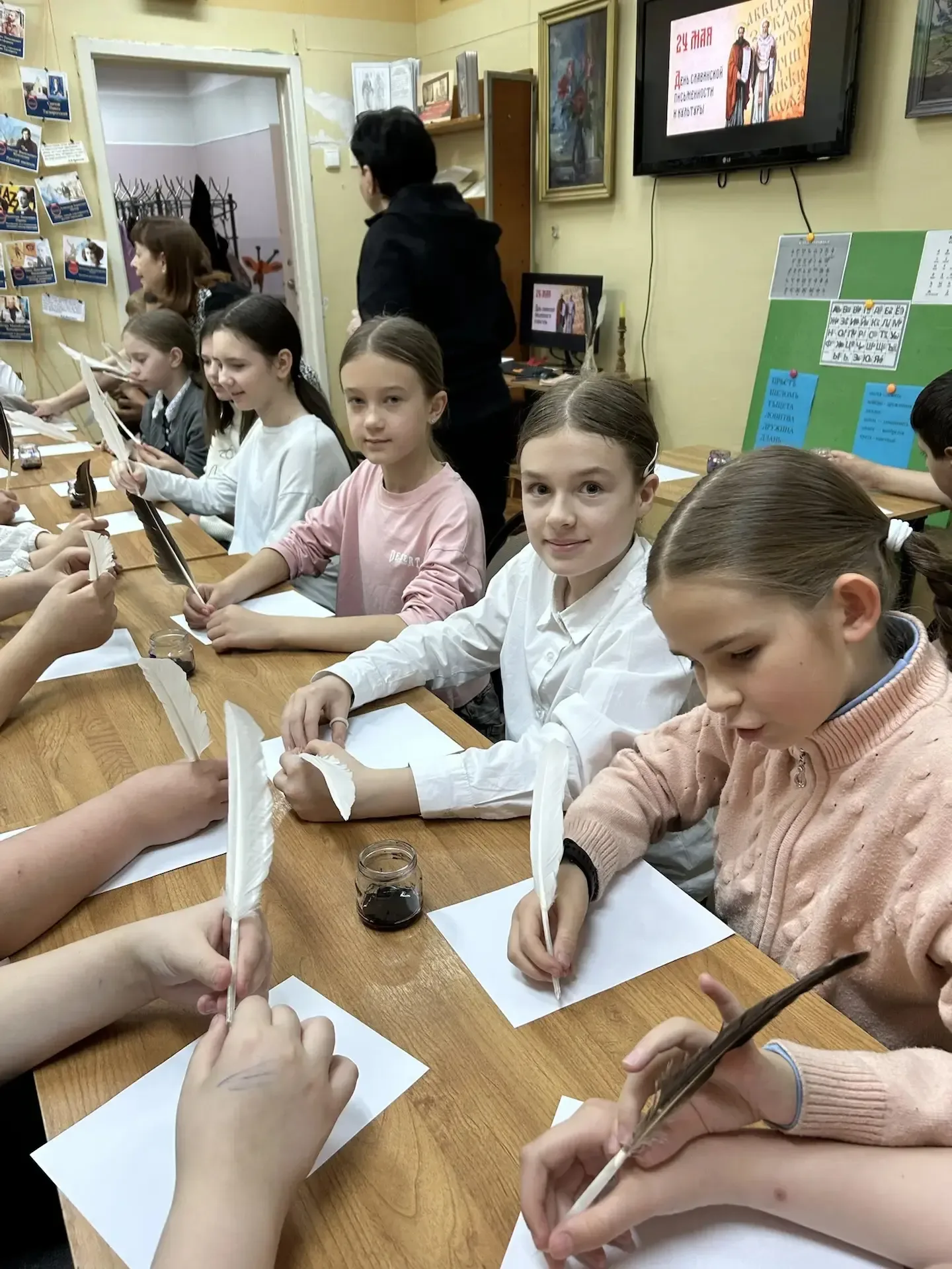 📚 4В класс в гостях у истории: День славянской письменности в библиотеке Савицкого  В честь Дня слав