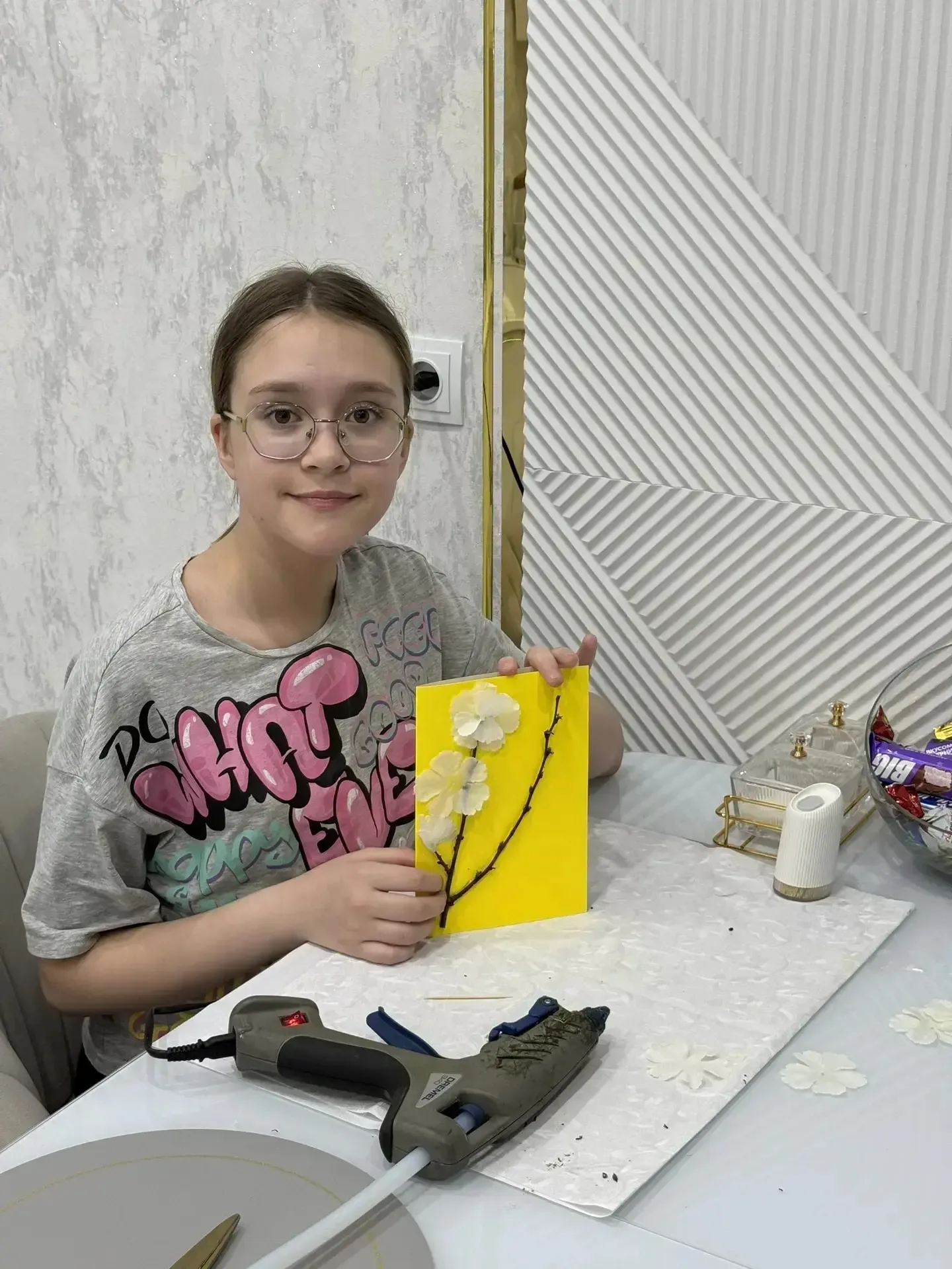 🌷 Поздравляем с наступающим 1 Мая!  Учащиеся 4 «А» класса сердечно поздравляют всех с Днём весны и т