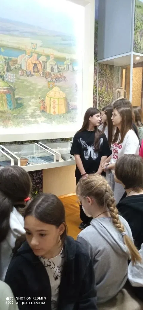 🎒✨ Путешествие в прошлое: 6 «Л» и 6 «В» в музее Азова!🏛️  Ребята из 6 «Л» и 6 «В» классов отправилис
