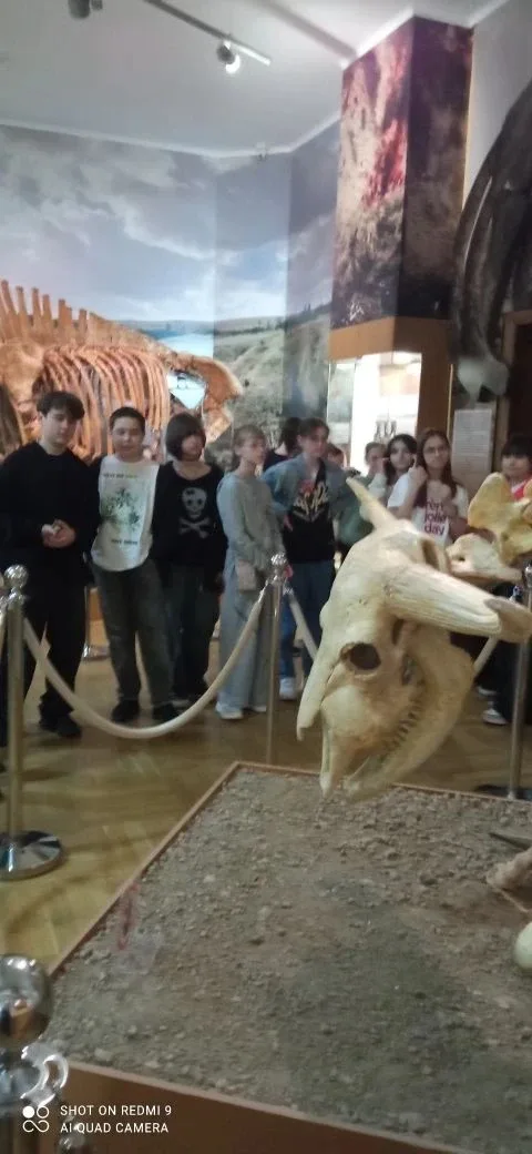 🎒✨ Путешествие в прошлое: 6 «Л» и 6 «В» в музее Азова!🏛️  Ребята из 6 «Л» и 6 «В» классов отправилис