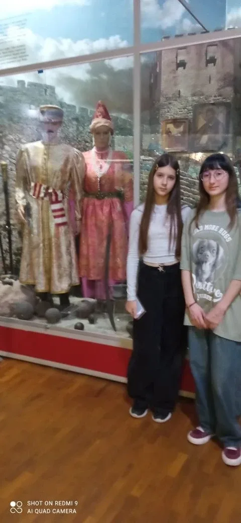 🎒✨ Путешествие в прошлое: 6 «Л» и 6 «В» в музее Азова!🏛️  Ребята из 6 «Л» и 6 «В» классов отправилис