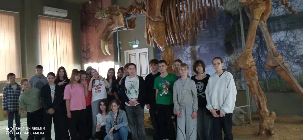 🎒✨ Путешествие в прошлое: 6 «Л» и 6 «В» в музее Азова!🏛️  Ребята из 6 «Л» и 6 «В» классов отправилис
