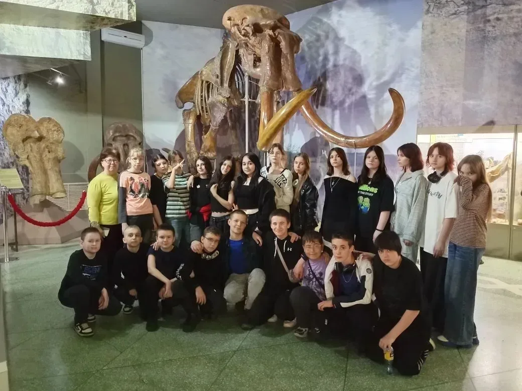 🎒✨ Путешествие в прошлое: 6 «Л» и 6 «В» в музее Азова!🏛️  Ребята из 6 «Л» и 6 «В» классов отправилис