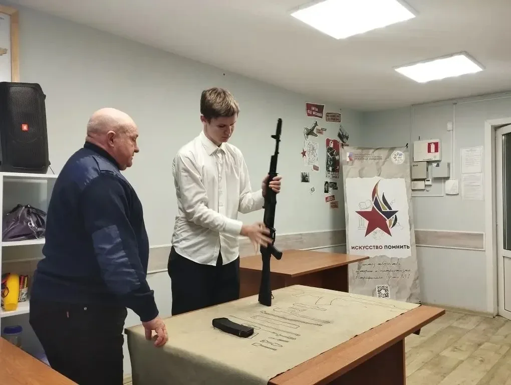 🏛️ Экскурсия в музейную комнату на посту № 1  Класс 7.3 посетил музейную комнату на посту № 1. В ход