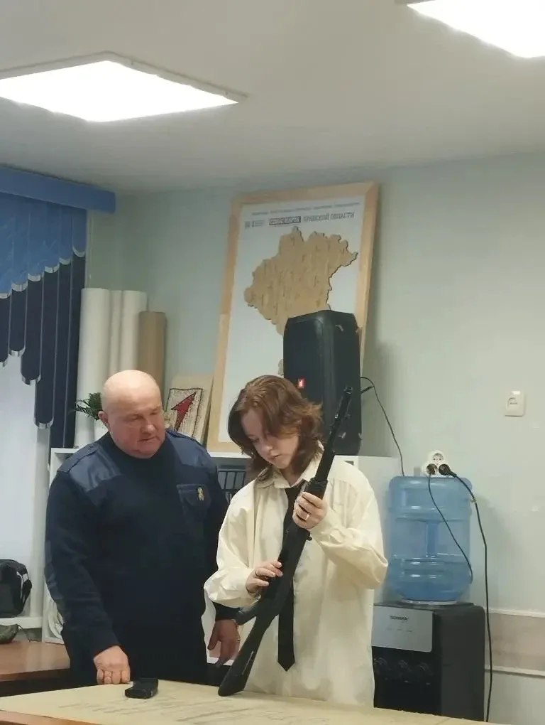🏛️ Экскурсия в музейную комнату на посту № 1  Класс 7.3 посетил музейную комнату на посту № 1. В ход