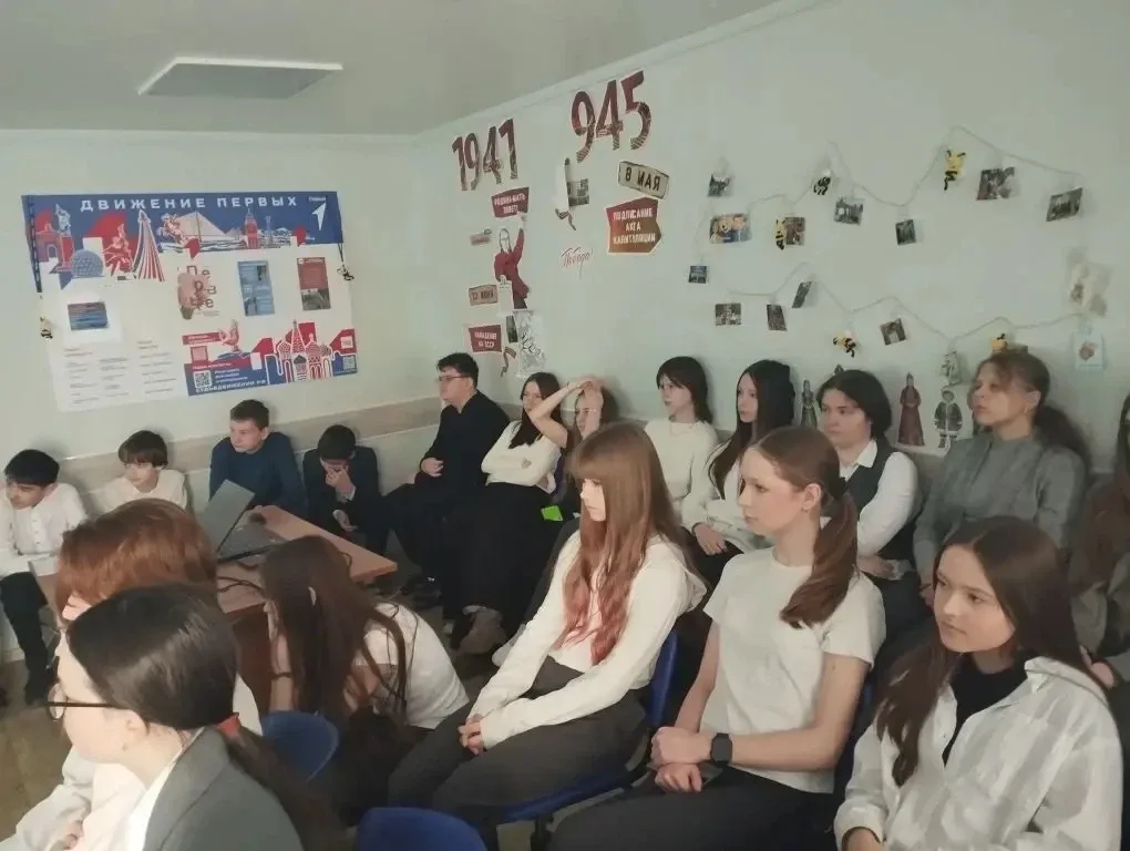 🏛️ Экскурсия в музейную комнату на посту № 1  Класс 7.3 посетил музейную комнату на посту № 1. В ход