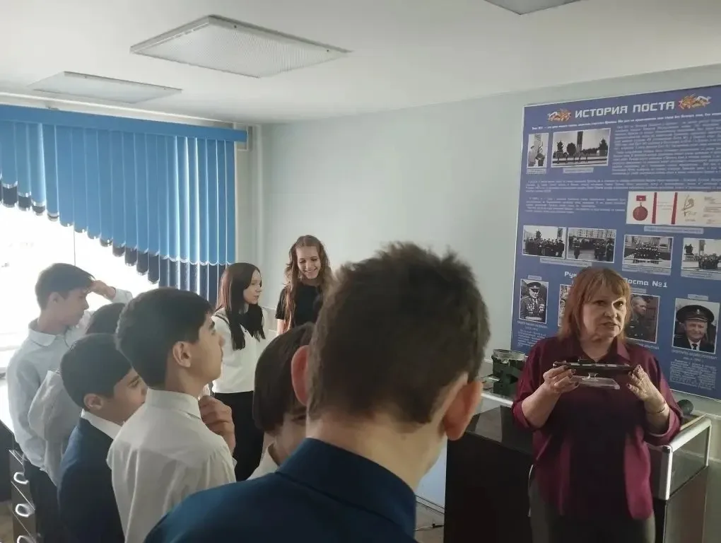 🏛️ Экскурсия в музейную комнату на посту № 1  Класс 7.3 посетил музейную комнату на посту № 1. В ход