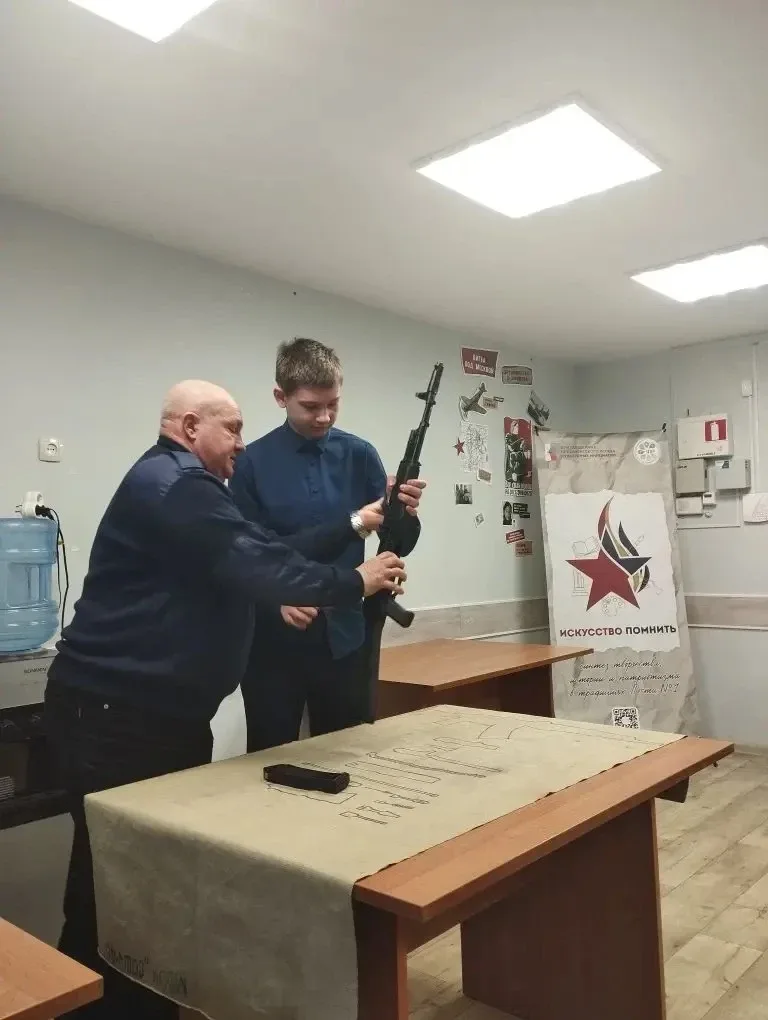 🏛️ Экскурсия в музейную комнату на посту № 1  Класс 7.3 посетил музейную комнату на посту № 1. В ход