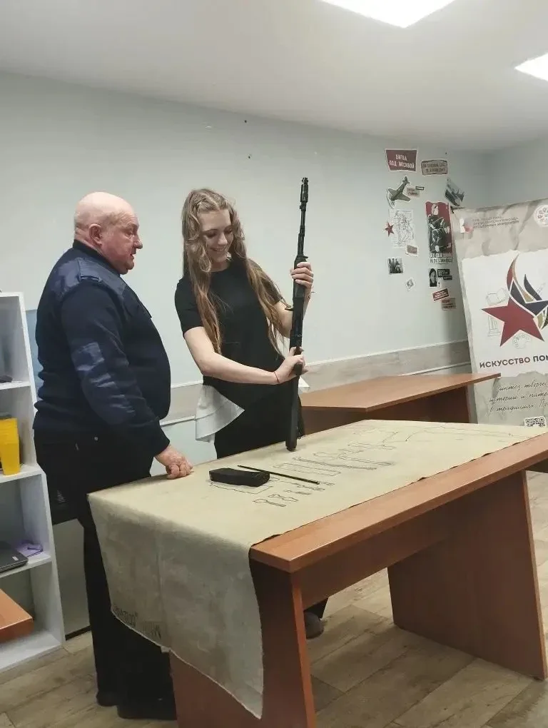 🏛️ Экскурсия в музейную комнату на посту № 1  Класс 7.3 посетил музейную комнату на посту № 1. В ход