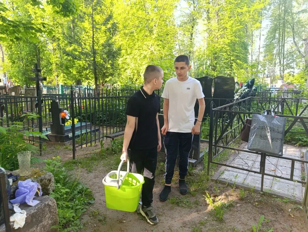 ХРАНИТЕЛИ ИСТОРИИ.  ШЕФСТВО НАД ЗАХОРОНЕНИЕМ ВИКТОРИНА ЗАРЕЦКОГО. Юные аграрии вырастили рассаду бар