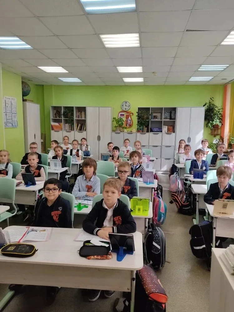 4 мая ученики 3-5 класса подарили ребятам 1-3 класса лепбуки о жизни и творчестве А. Л. Барто и поже