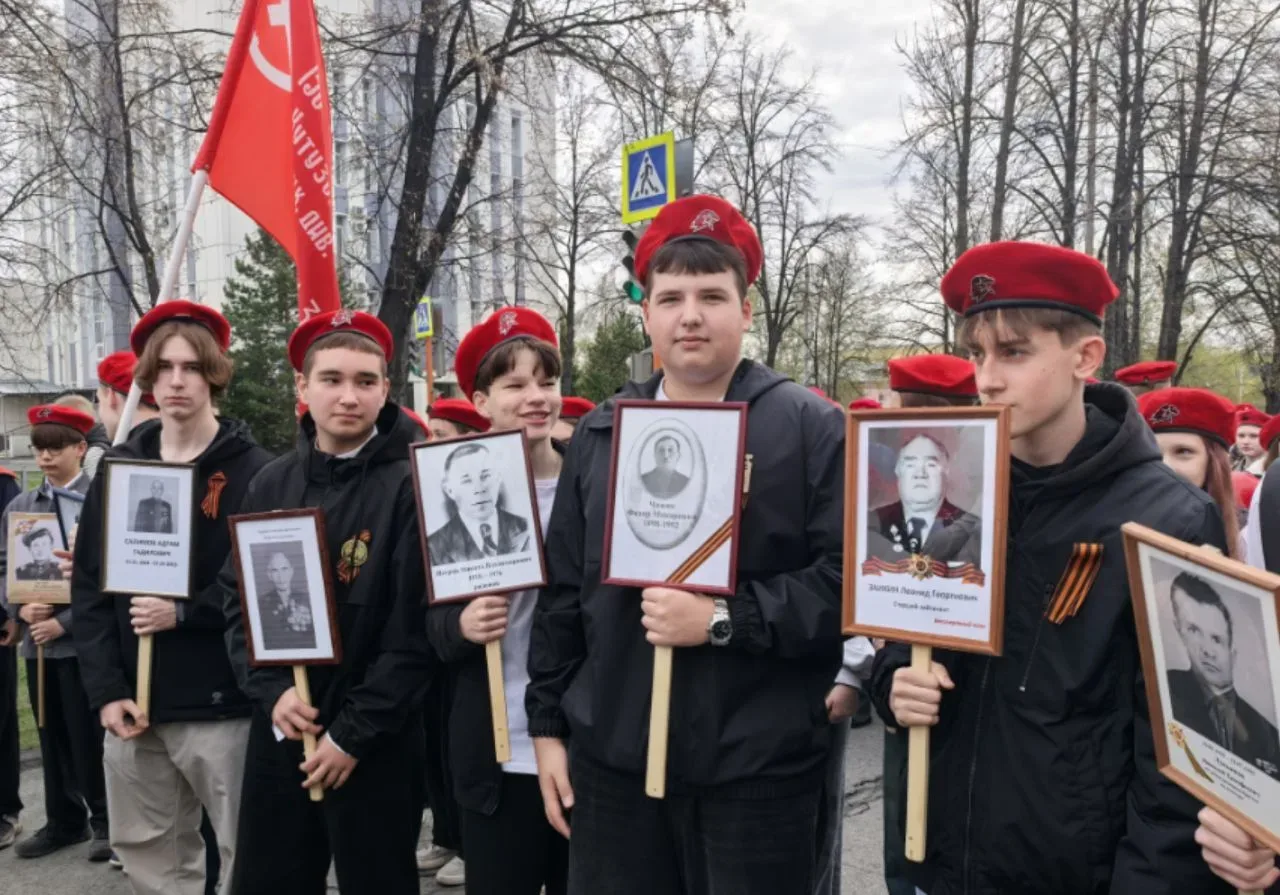 Педагоги гимназии, члены юнармейских отрядов приняли участие в акции "Бессмертный полк"