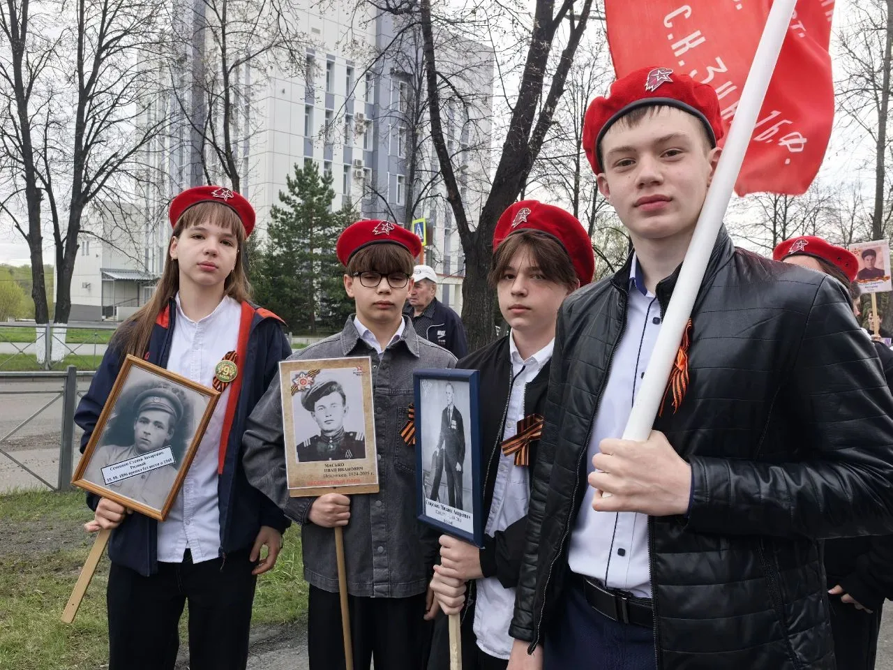 Педагоги гимназии, члены юнармейских отрядов приняли участие в акции "Бессмертный полк"