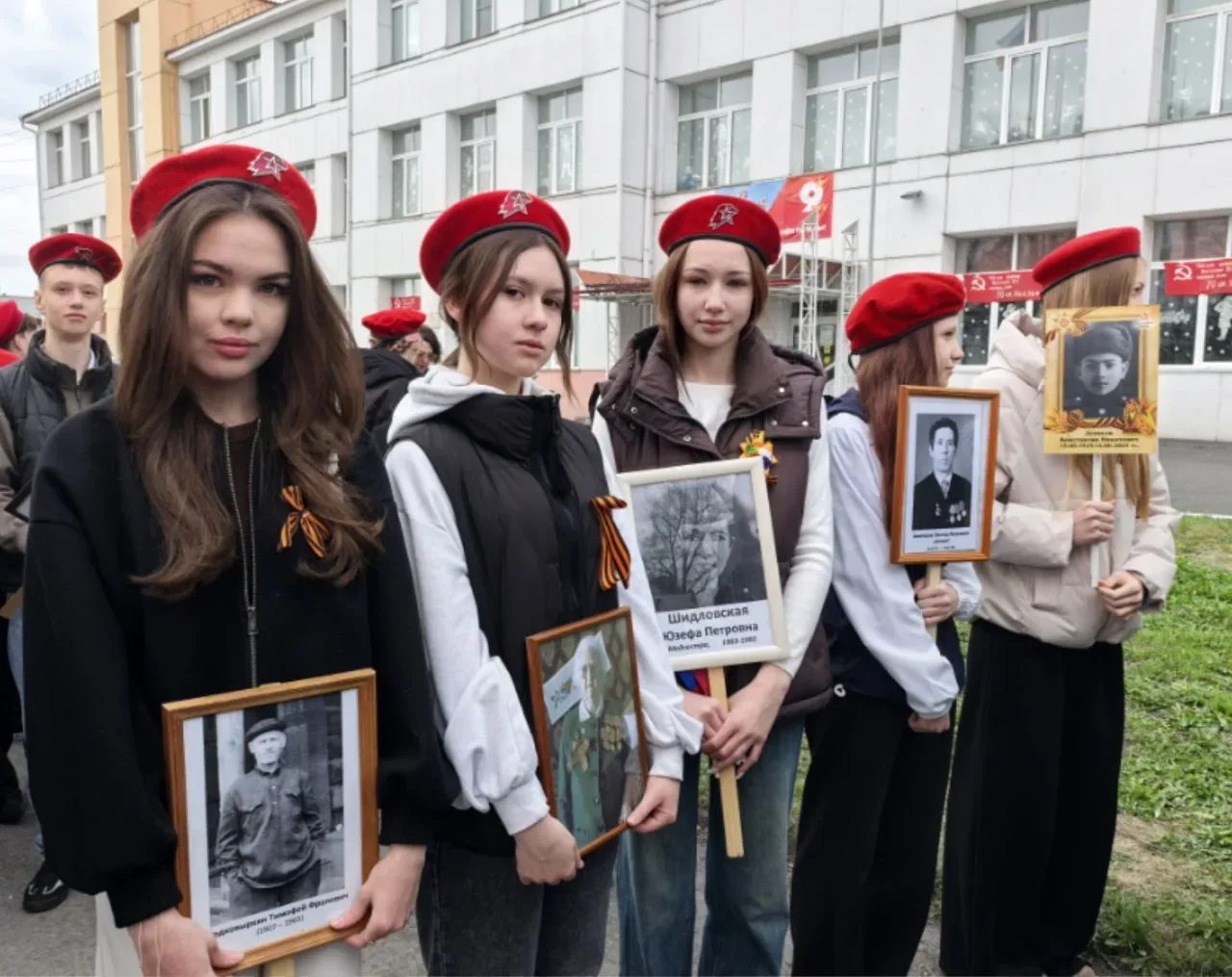 Педагоги гимназии, члены юнармейских отрядов приняли участие в акции "Бессмертный полк"