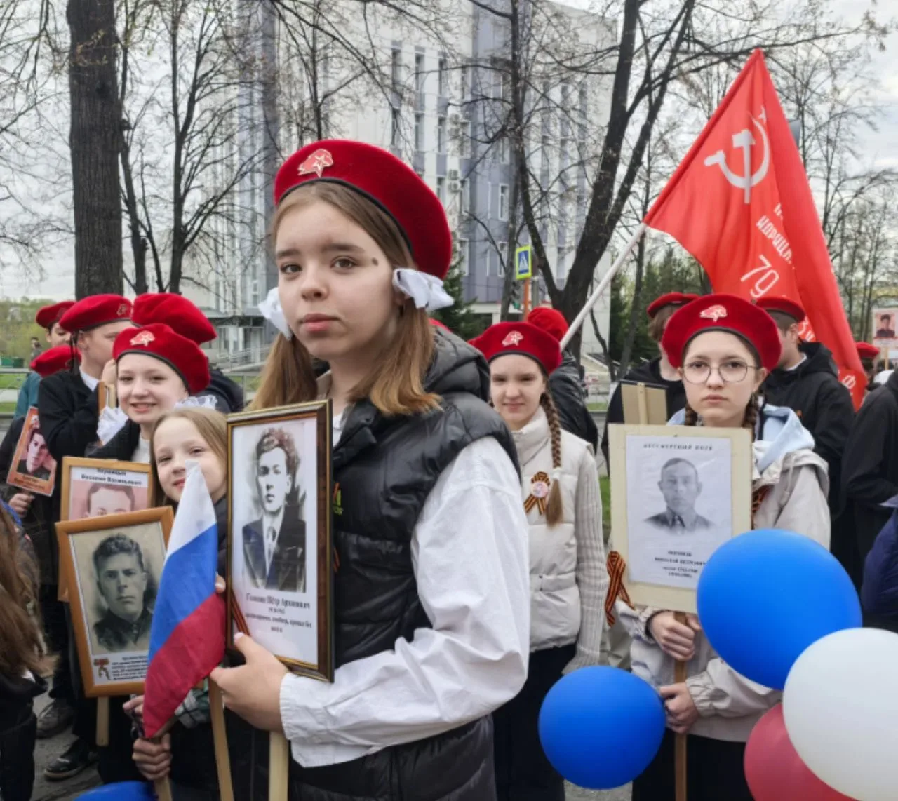 Педагоги гимназии, члены юнармейских отрядов приняли участие в акции "Бессмертный полк"
