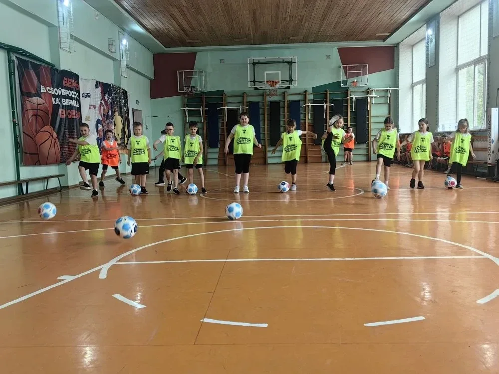 ✨12 мая в рамках Всероссийского фестиваля " Футбол в школе" прошло мероприятия "Футбольная карусель"