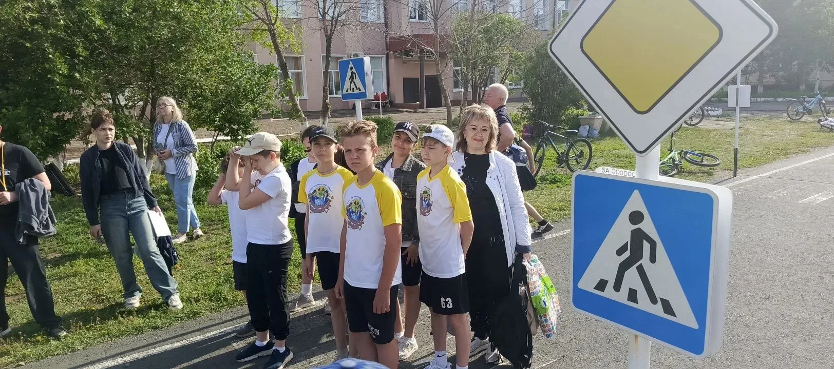 🥉 Наши юные инспекторы движения — среди лучших в городе!  С гордостью сообщаем, что команда Юных Инс