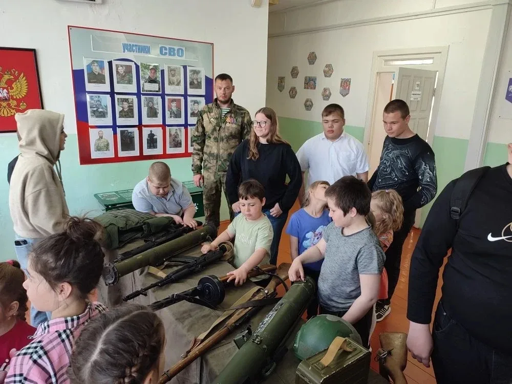 В Полозаозерской школе прошла выставка вооружения и экипировки  Благодаря местному отделению организ