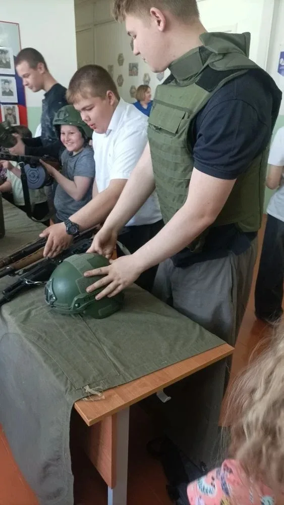 В Полозаозерской школе прошла выставка вооружения и экипировки  Благодаря местному отделению организ
