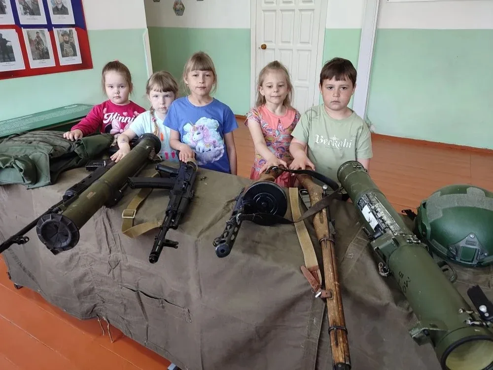В Полозаозерской школе прошла выставка вооружения и экипировки  Благодаря местному отделению организ