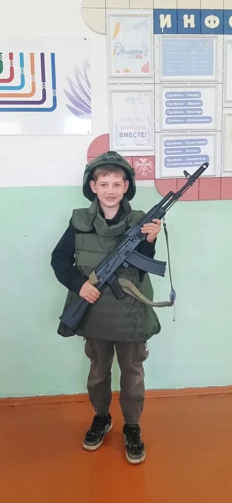 В Полозаозерской школе прошла выставка вооружения и экипировки  Благодаря местному отделению организ
