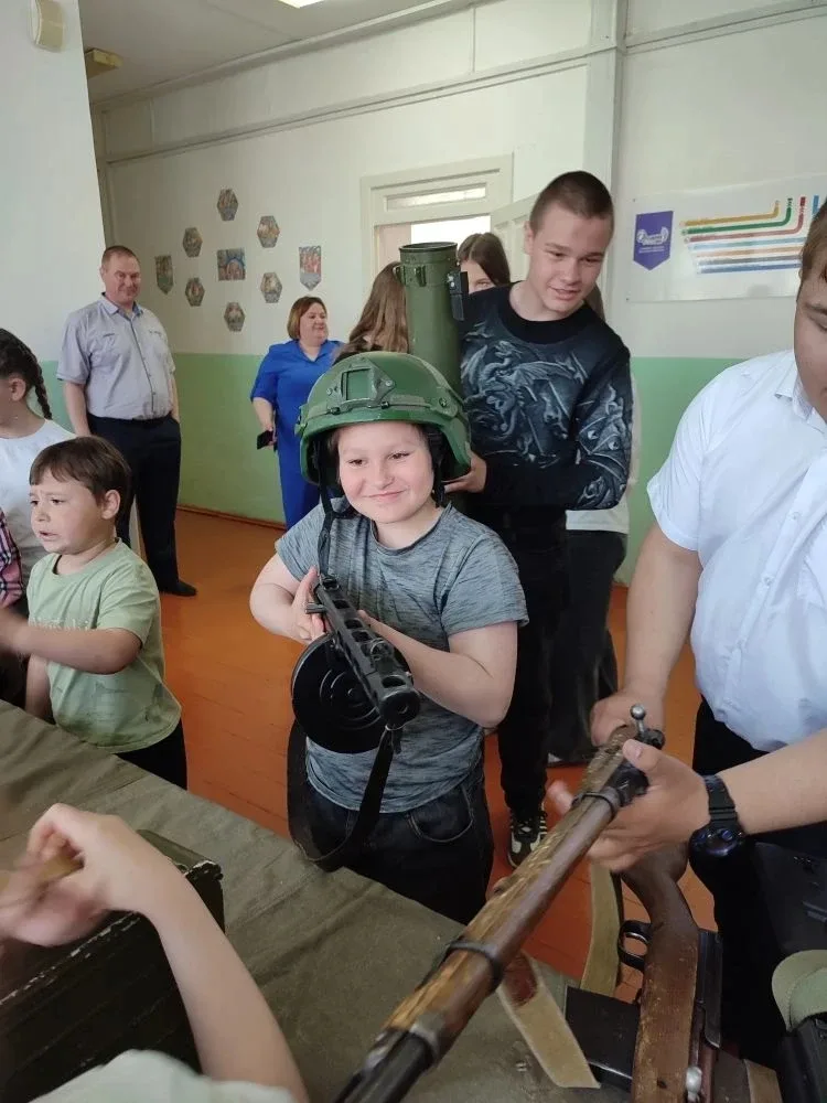 В Полозаозерской школе прошла выставка вооружения и экипировки  Благодаря местному отделению организ