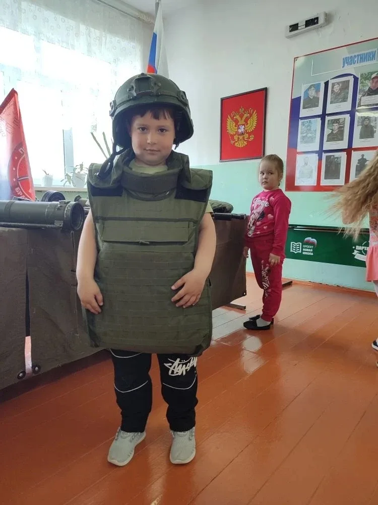 В Полозаозерской школе прошла выставка вооружения и экипировки  Благодаря местному отделению организ