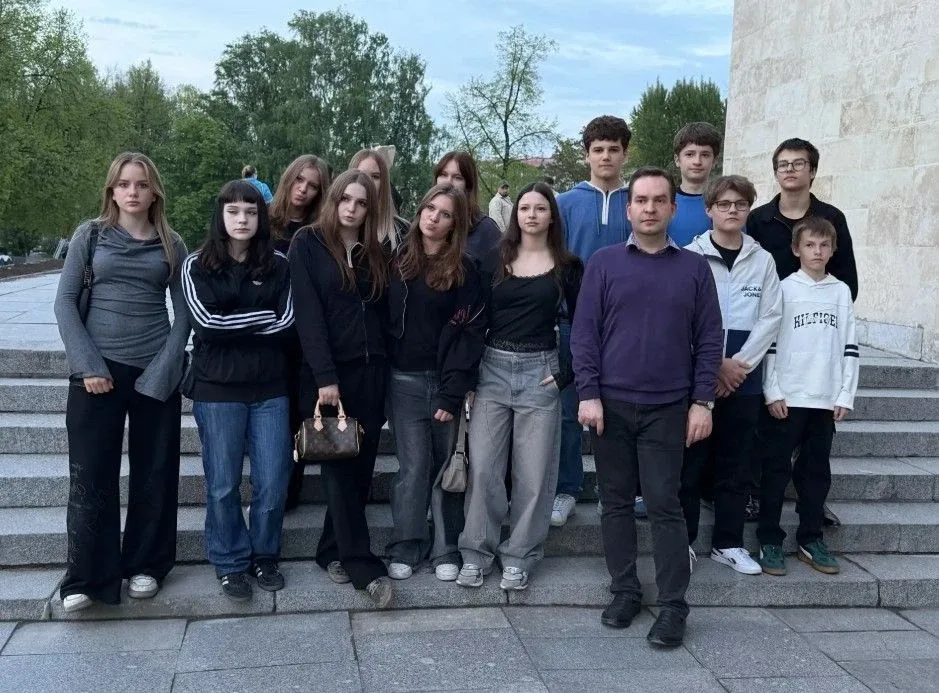 🎭8-КЛАССНИКИ РЕКОМЕНДУЮТ ТЮЗ: "ДОРОГАЯ ЕЛЕНА СЕРГЕЕВНА"🎭 В минувшую среду группа ребят из 8-а и 8-в 
