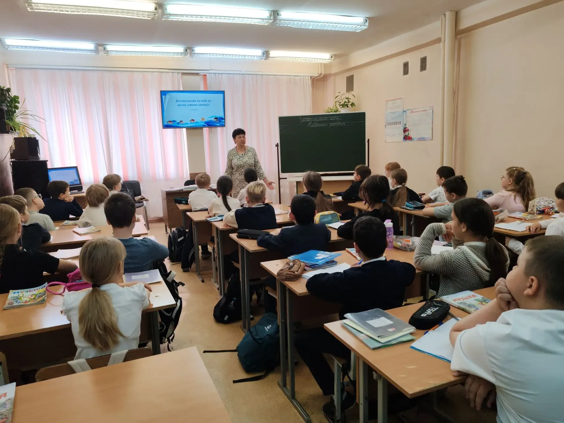 В МАОУ  СОШ № 28 прошли профилактические классные часы «Вода ошибок не прощает»   С 12 по 14 мая 202