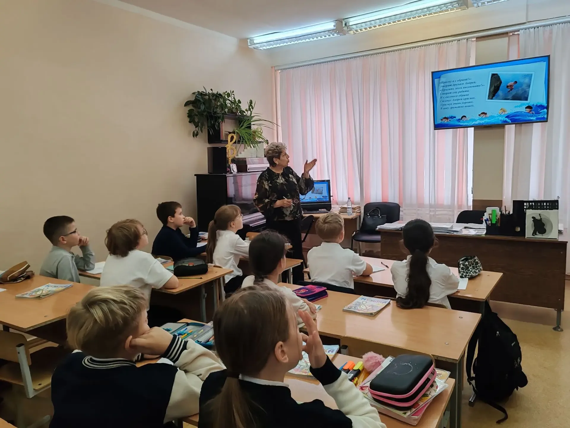 В МАОУ  СОШ № 28 прошли профилактические классные часы «Вода ошибок не прощает»   С 12 по 14 мая 202