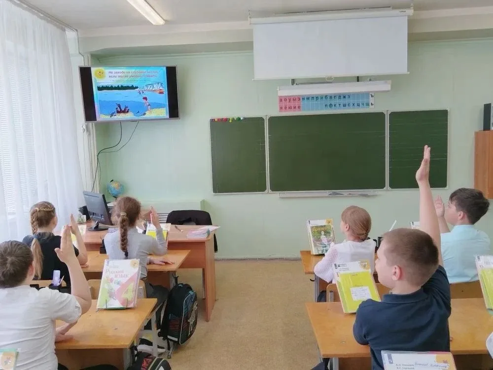 В МАОУ  СОШ № 28 прошли профилактические классные часы «Вода ошибок не прощает»   С 12 по 14 мая 202