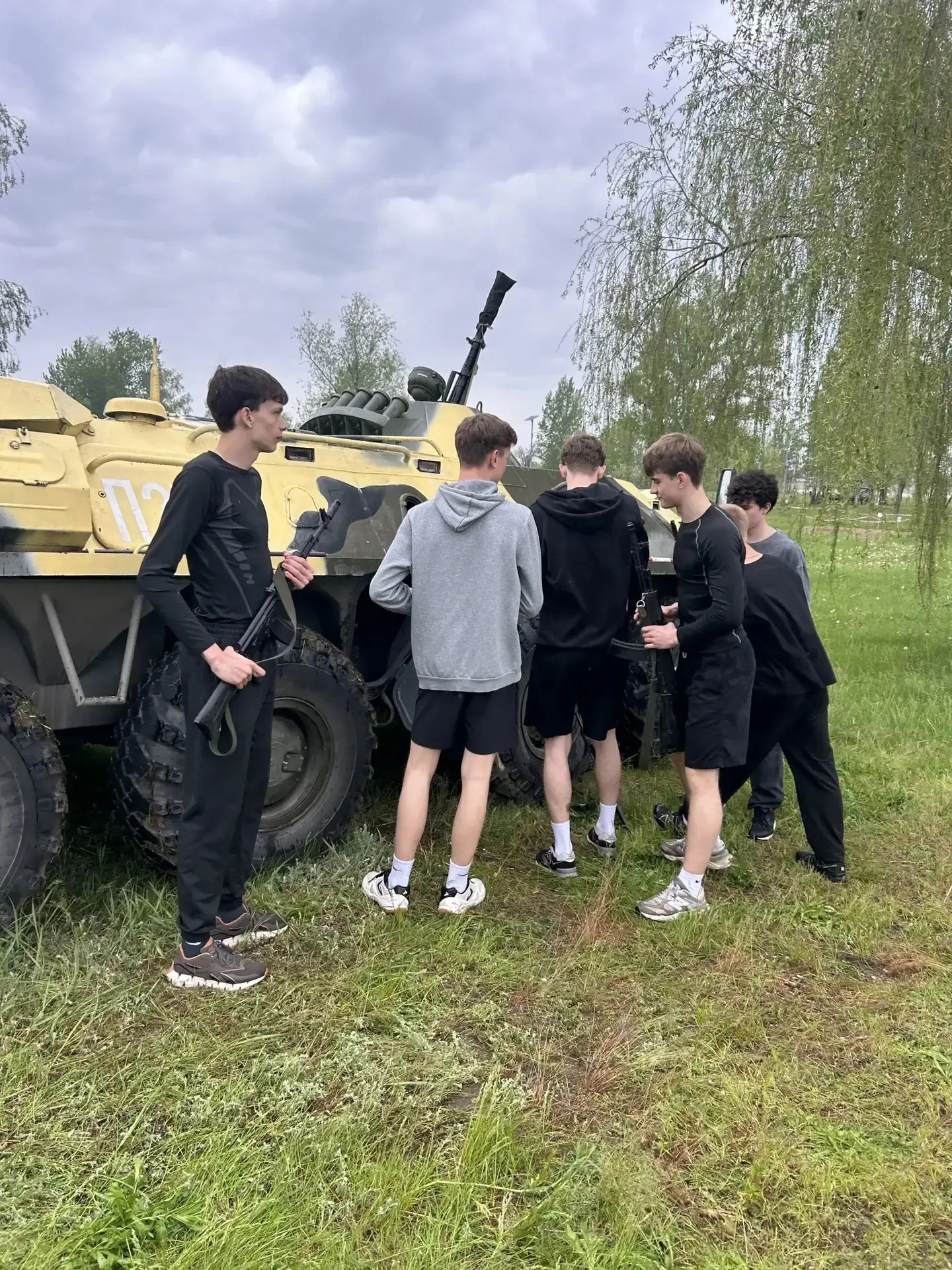 Учащиеся школы - победители игры "Зарница".  В парке «Летний» в  военно - политической игре "Зарница