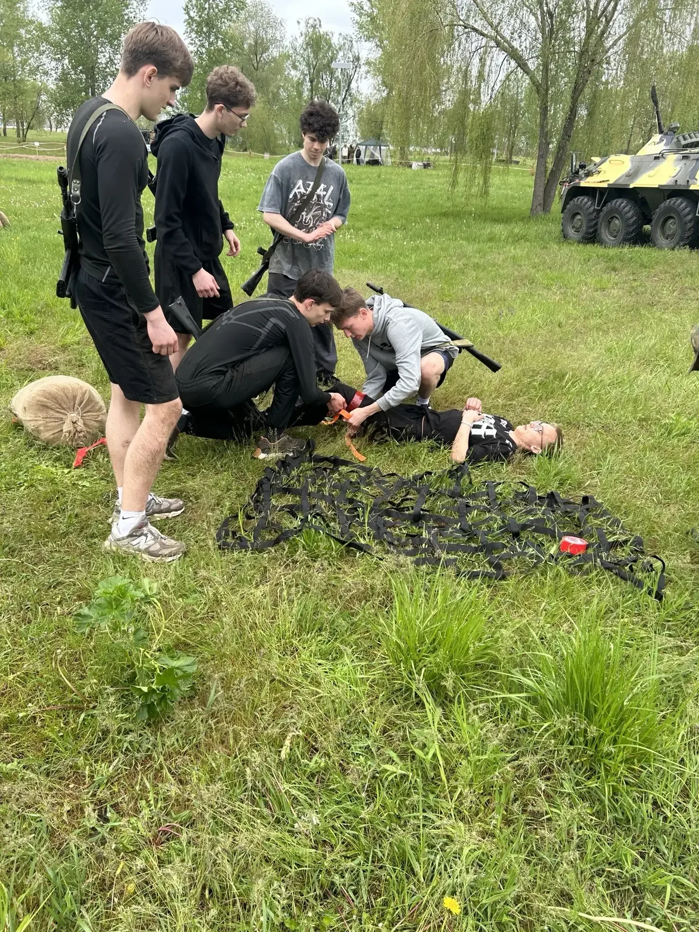 Учащиеся школы - победители игры "Зарница".  В парке «Летний» в  военно - политической игре "Зарница