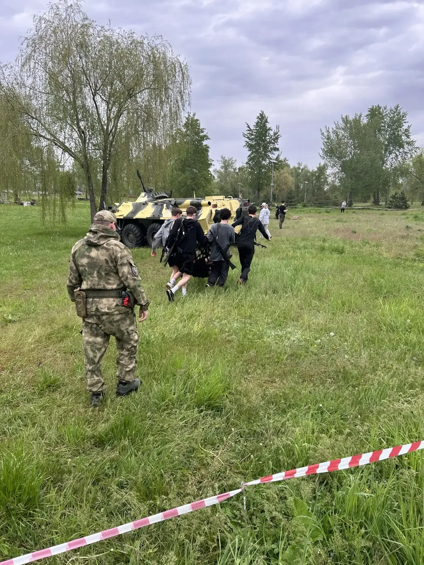 Учащиеся школы - победители игры "Зарница".  В парке «Летний» в  военно - политической игре "Зарница