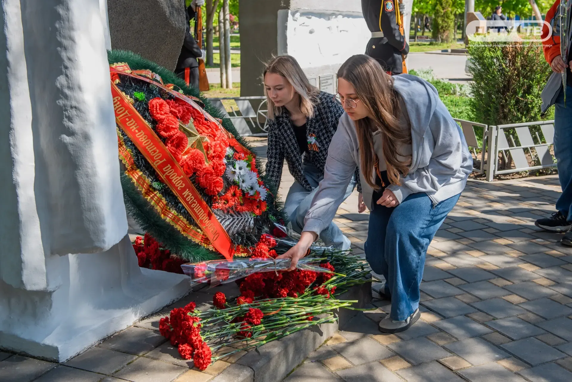 Дорогие друзья, коллеги, студенты!  Накануне празднования Дня Победы мы с вами собрались в парке име