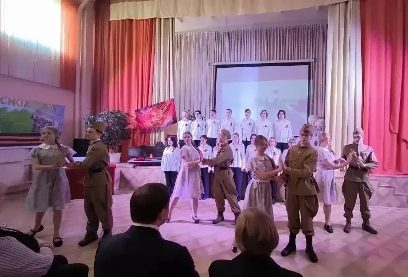8 «В» класс (классный руководитель — Н.В. Шкарупа)  Наша песня — «В лесу прифронтовом»  Стихи Михаил