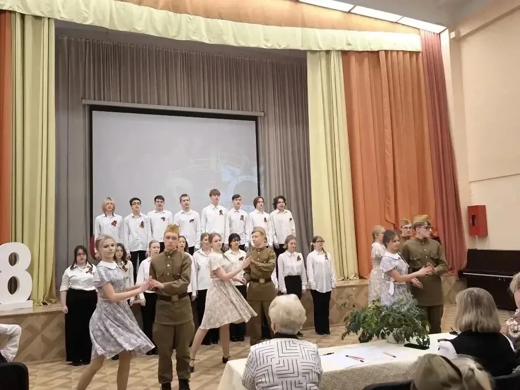 8 «В» класс (классный руководитель — Н.В. Шкарупа)  Наша песня — «В лесу прифронтовом»  Стихи Михаил