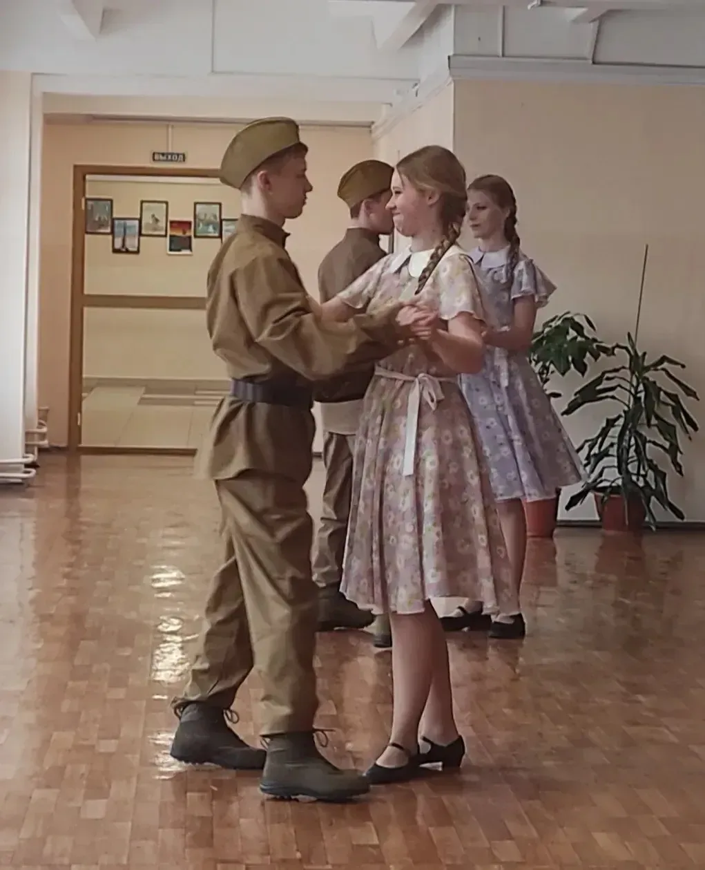 8 «В» класс (классный руководитель — Н.В. Шкарупа)  Наша песня — «В лесу прифронтовом»  Стихи Михаил