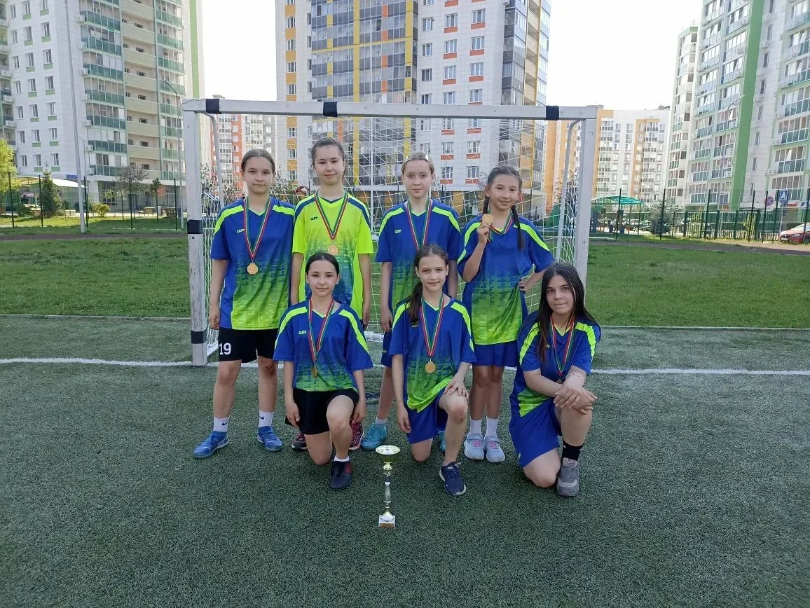 ⚽️ Двойная победа! Две команды нашей гимназии — в финале «Кожаного мяча»  В районном этапе Школьной 