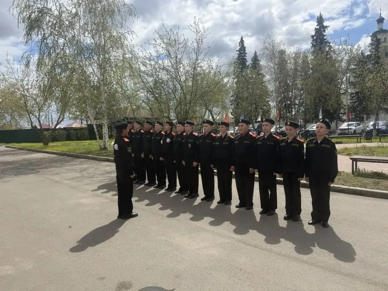 Серьёзный подход в 5-м классе. Позади конкурс песни и строя. Сразу видно — не малыши! Чёткая строева