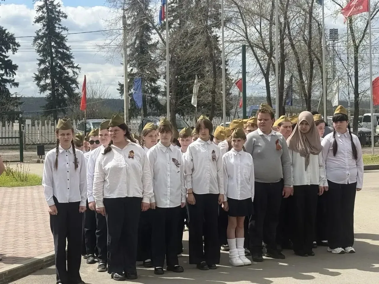 Серьёзный подход в 5-м классе. Позади конкурс песни и строя. Сразу видно — не малыши! Чёткая строева
