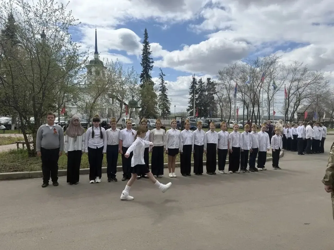 Серьёзный подход в 5-м классе. Позади конкурс песни и строя. Сразу видно — не малыши! Чёткая строева
